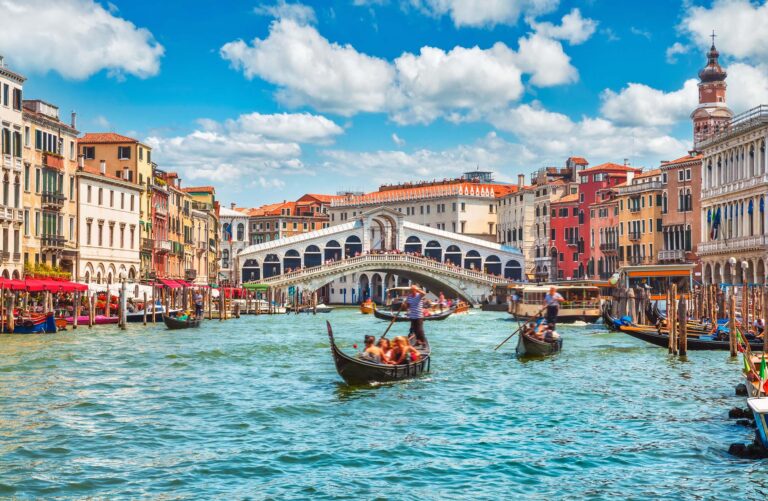 Italy-Bridge-Rialto-on-Grand-canal