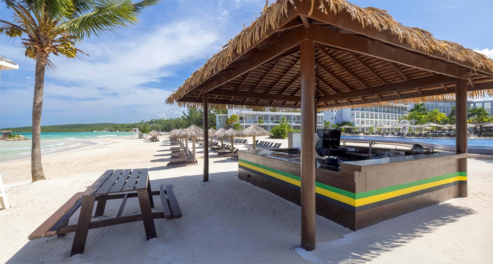 hideaway-royalton_jamaica_tiki-hut