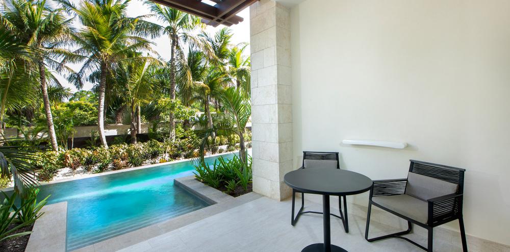 lopesan-costa-bavaro-resort-terraza-habitacion-junior-suite-swim-up