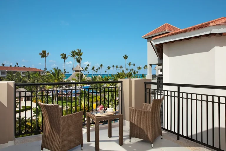Secrets-Beach-PuntaCana_JuniorSuite-PartOceanView