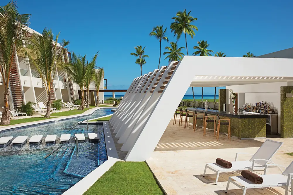 dreams-onyx-punta-cana_pool-bar-2