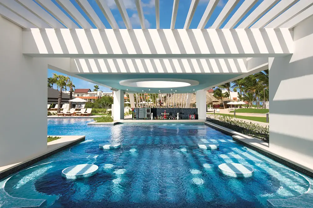 dreams-onyx-punta-cana_pool-bar