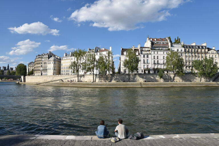 Farniente face à l'île Saint-Louis à Paris en été, France