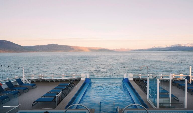 Pool Area Roald Amundsen